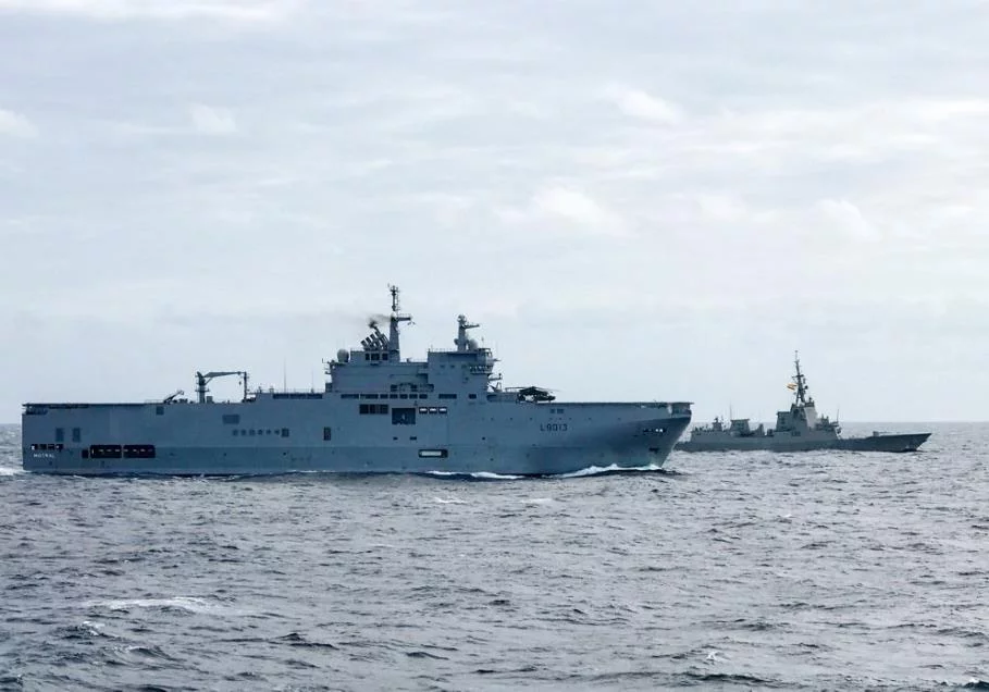 Le BPC Mistral et la frégate espagnole Cristobal Colon