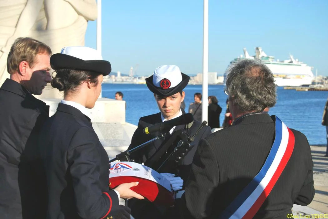 M. le maire remet son fanion à la PMM