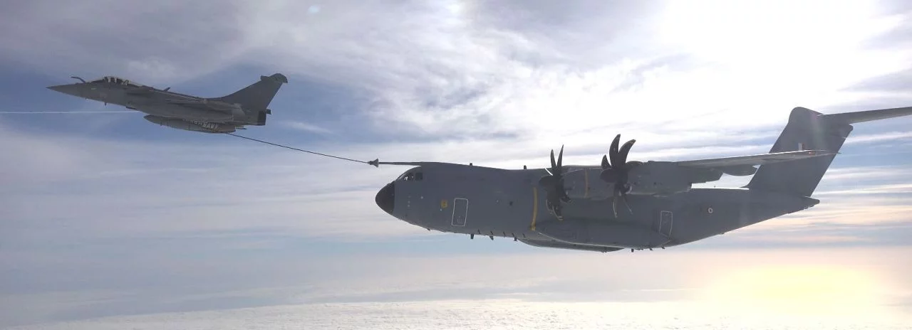 Un chasseur Rafale Marine ravitaille un avion de transport A400M Atlas