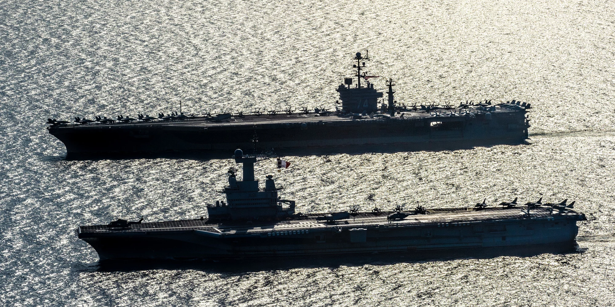 Les porte-avions USS John C. Stennis et Charles de Gaulle