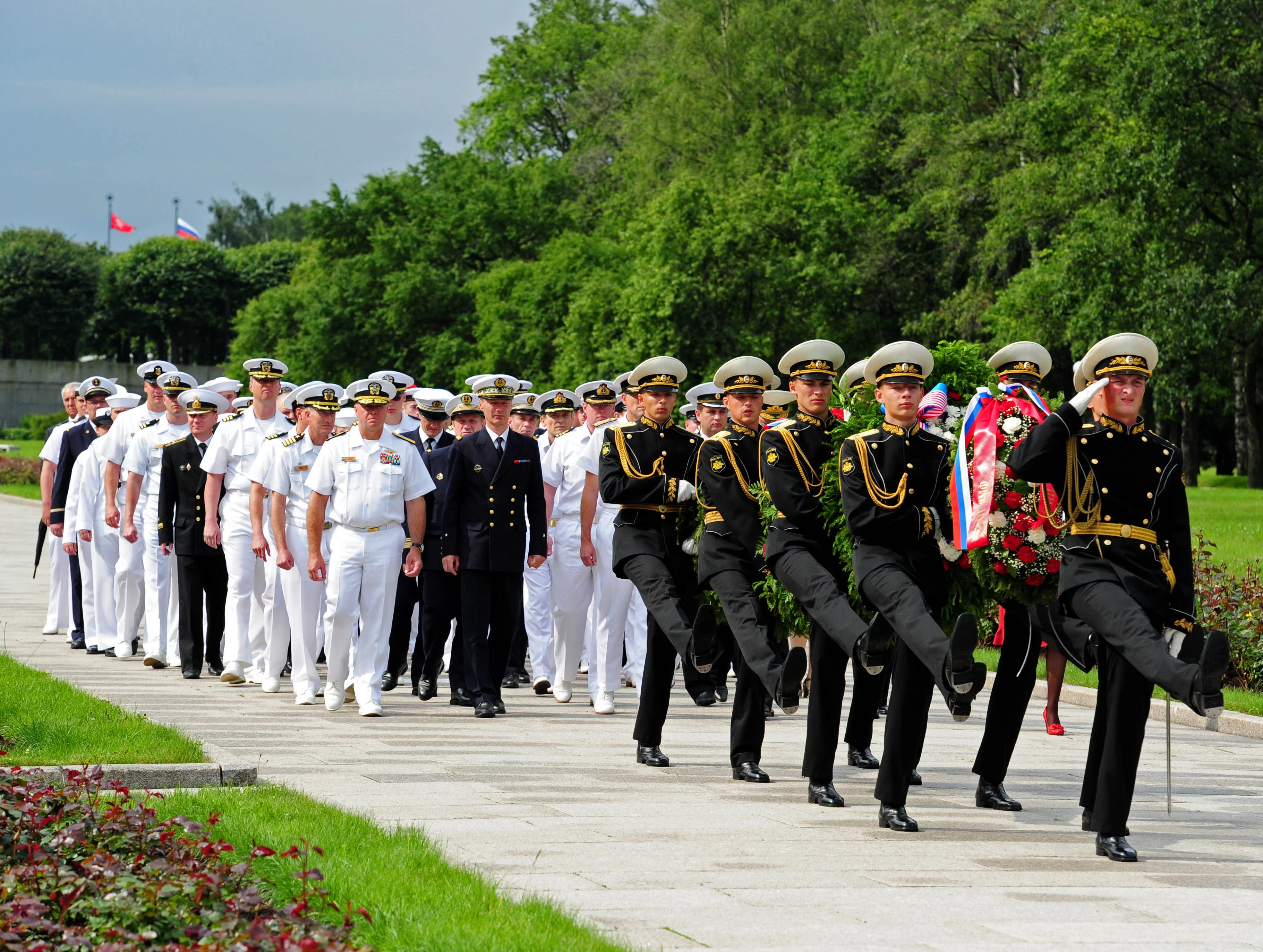 Des marins des 4 marines participant à l'exercice FRUKUS 2012 déposent une gerbe au mémorial du cimetière Piskariovskoye