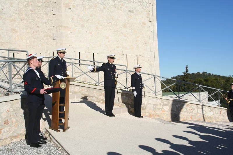 Le chef d'escadrille des SNA, le capitaine de vaisseau de Jaurias, fait reconnaitre le nouveau commandant
