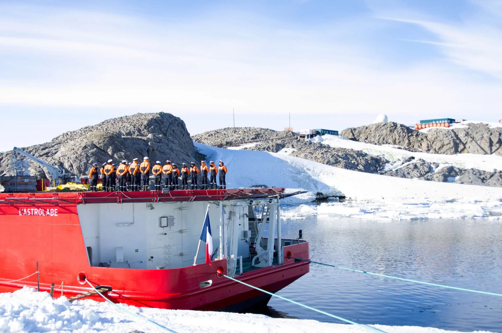 L’Astrolabe accoste pour la première fois à Dumont d’Urville, en Terre Adélie