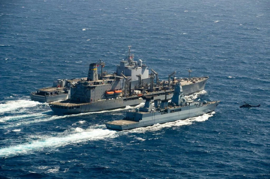 Trois bâtiments de la force européenne Atalante se ravitaillent auprès d’un ravitailleur américain dans le golfe d’Aden