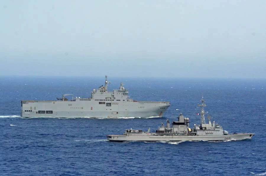 La frégate Jean Bart escorte le BPC Mistral