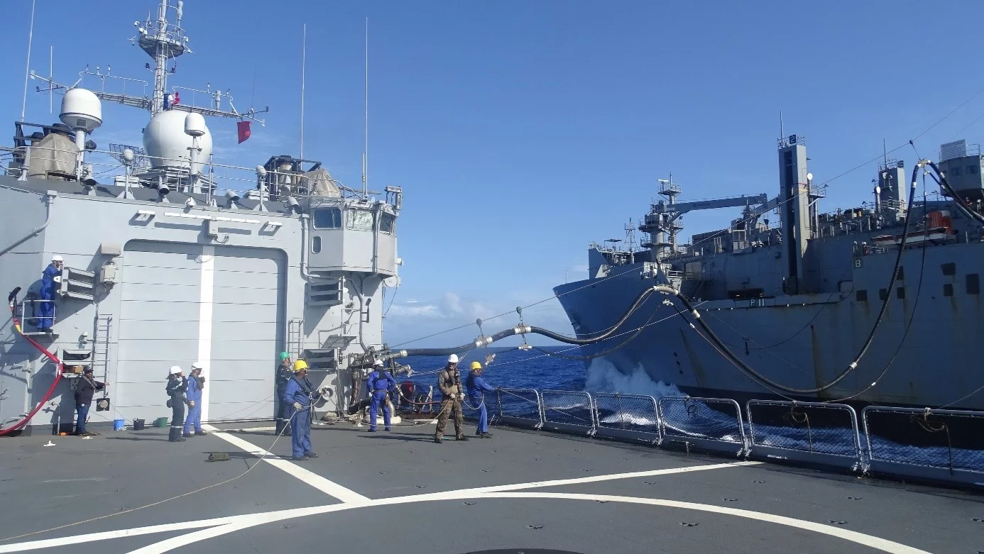 La frégate Prairial se ravitaille auprès du pétrolier américain USNS Charles Drew