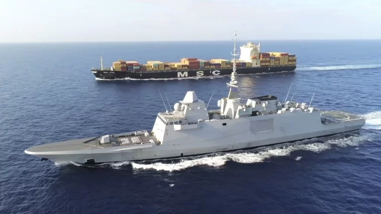 Une frégate française protège un navire de commerce