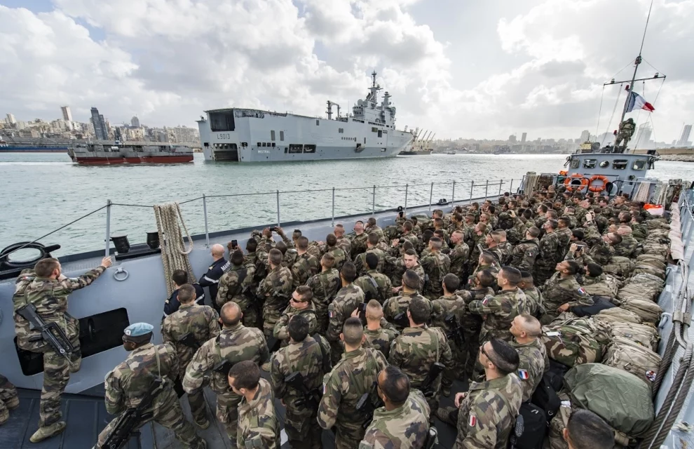 Le BPC Mistral débarque la relève du contingent à Beyrouth et Naqourah