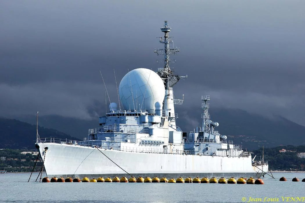 L’ex-Duquesne sur fond de nuages