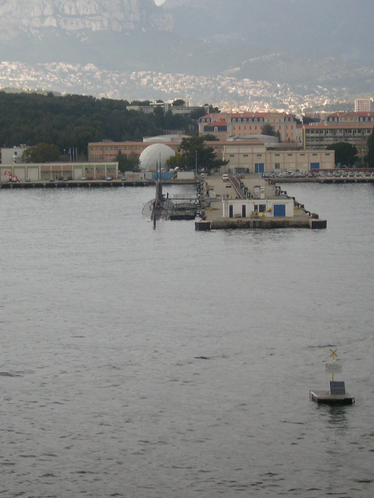 L'USS Springfield à quai dans la base navale de Toulon