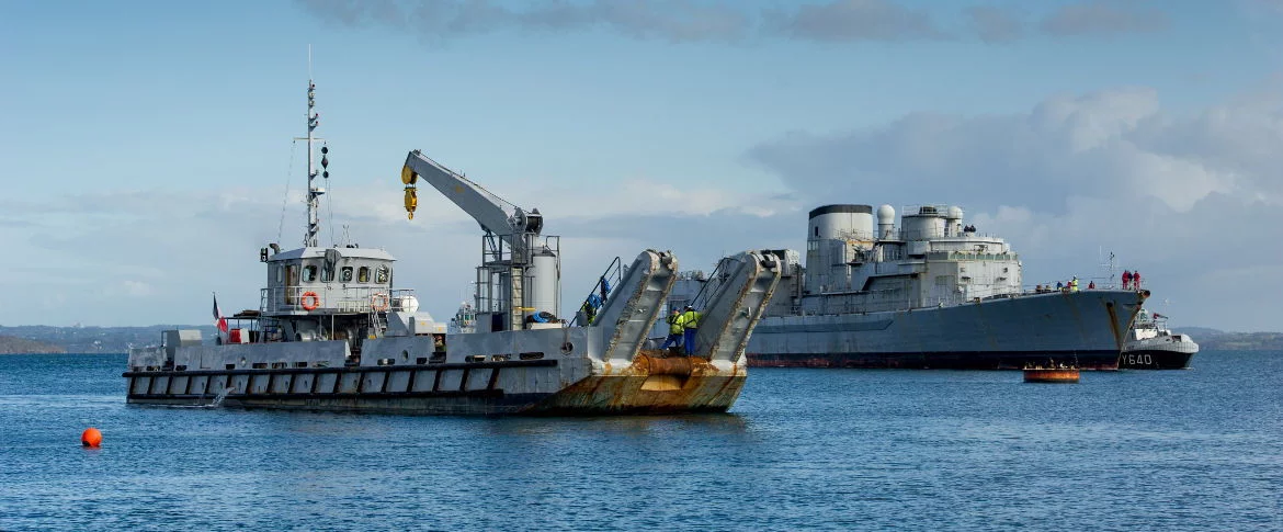 Le chaland Telenn Mor et l’ex-Georges Leygues réunis pour une opération d’embossage