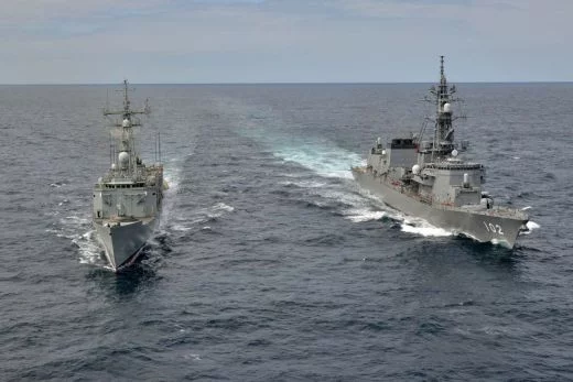 La frégate espagnole s'entraîne avec la frégate japonaise Harusame