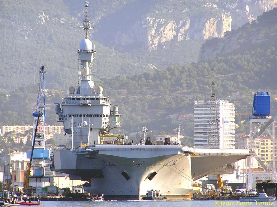 Entrée du Charles de Gaulle au bassin