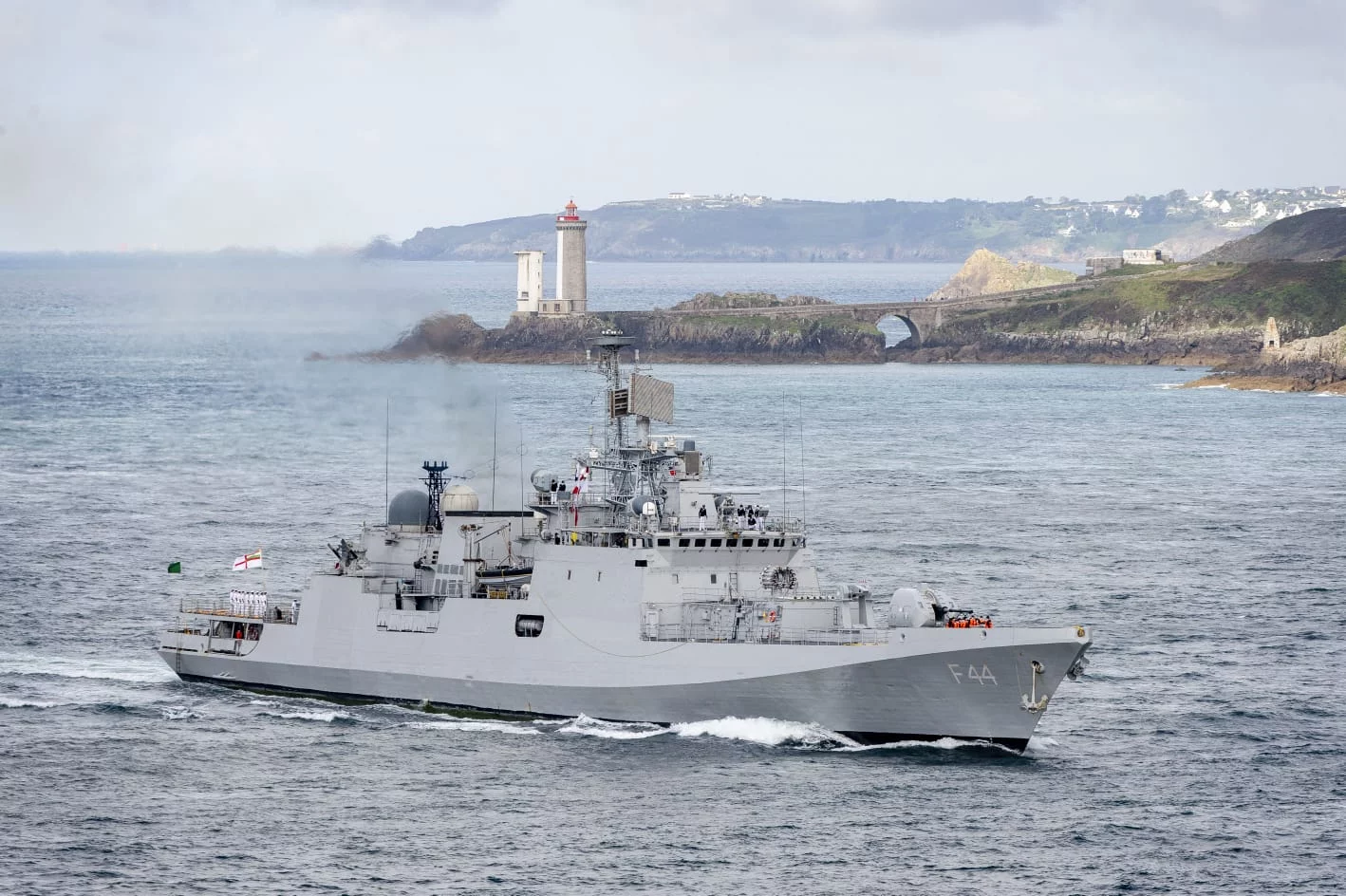 La frégate lance-missiles indienne « Tabar » arrive à la Base navale de Brest