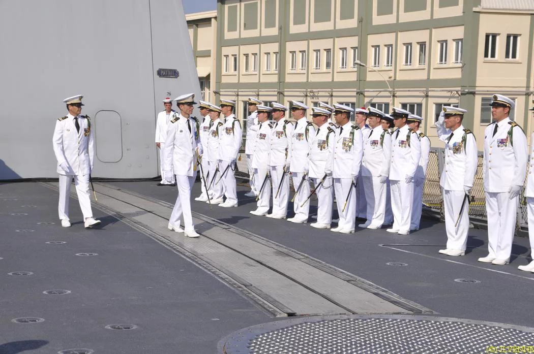 Le nouveau commandant passe l'équipage en revue