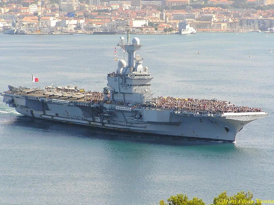 La sortie des familles du Charles de Gaulle