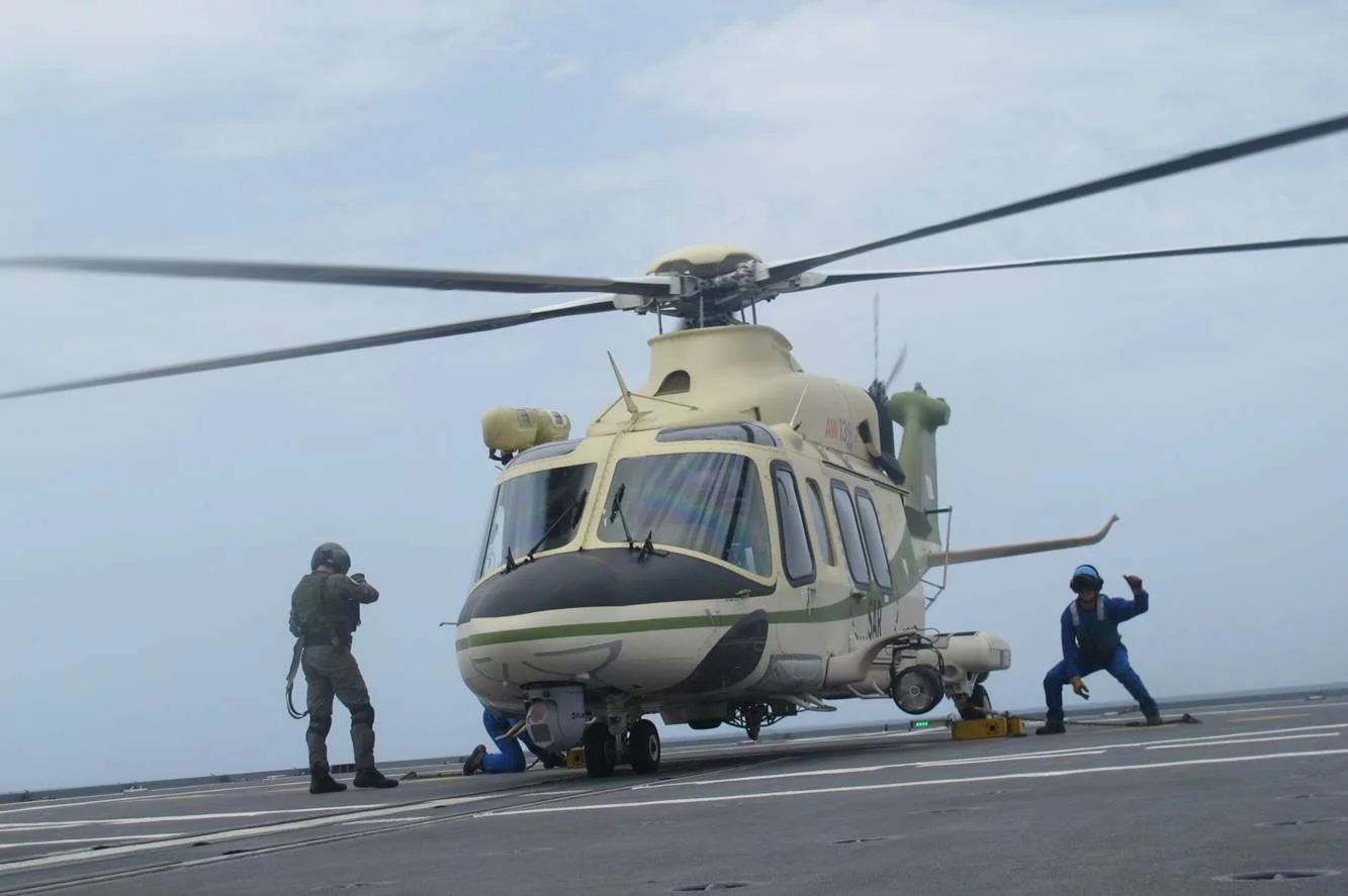 Un hélicoptère AW139 de la sécurité civile chypriote se pose sur le pont de la frégate Forbin
