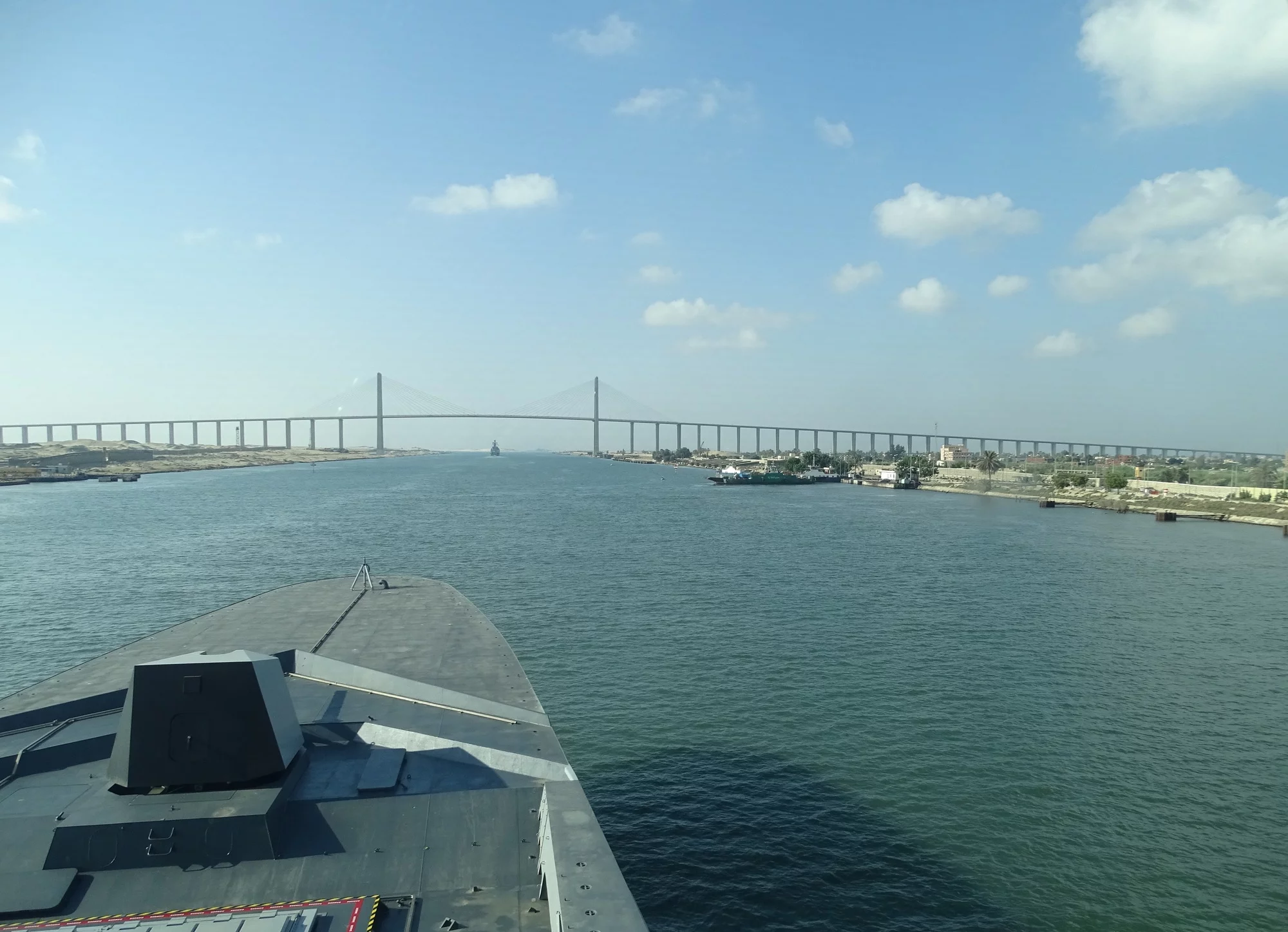 La frégate Auvergne franchit le canal de Suez