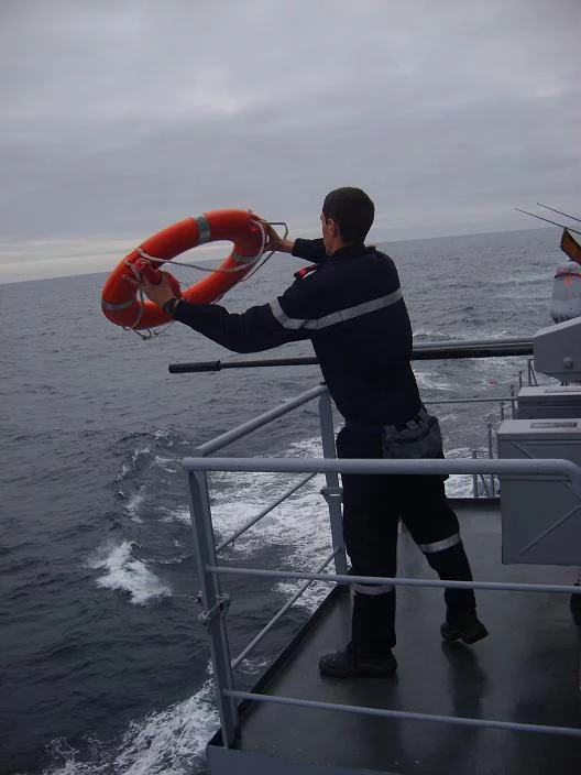 « Homme à la mer sur tribord ! »
