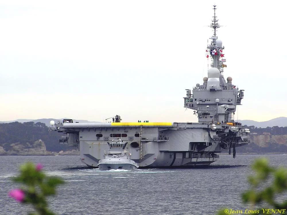 Autour du porte-avions Charles de Gaulle