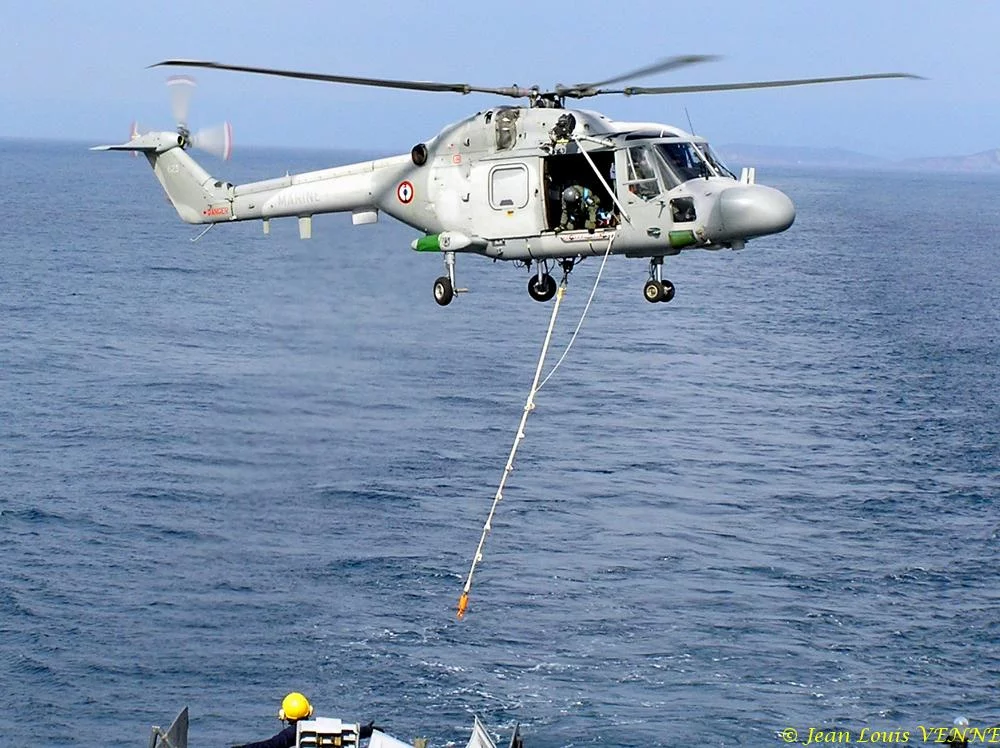 Hélitreuillage d'un train d'atterrissage de Rafale vers le Charles de Gaulle