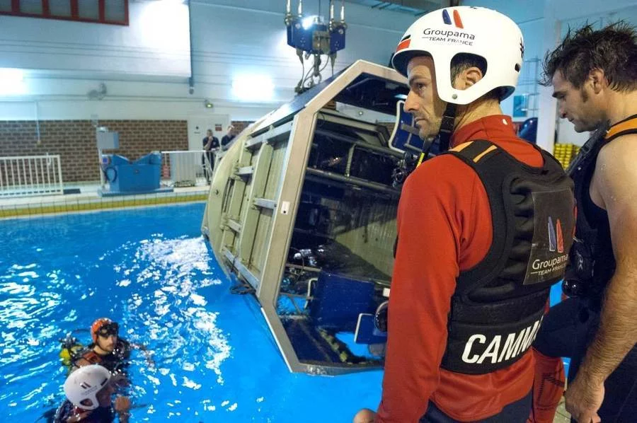 Franck Cammas en stage de survie sur la base d’aéronautique navale de Lanvéoc-Poulmic