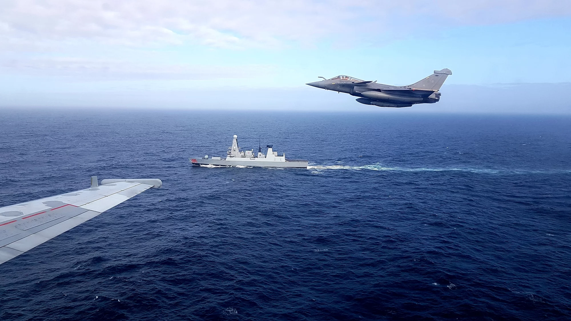 La frégate britannique HMS Dragon survolée par un Rafale Marine