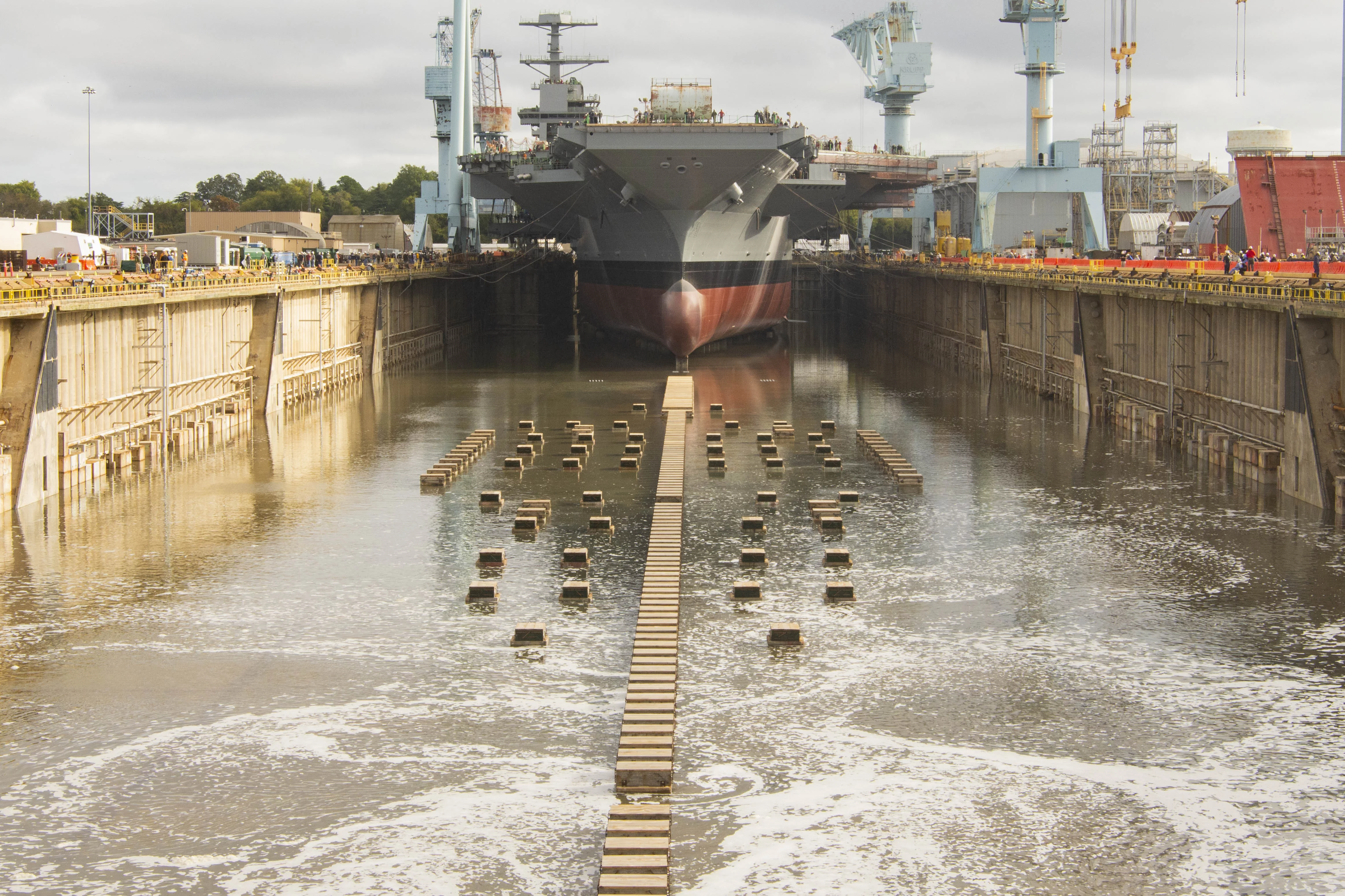 Mise à l'eau du nouveau porte-avions américain, l'USS John F. Kennedy