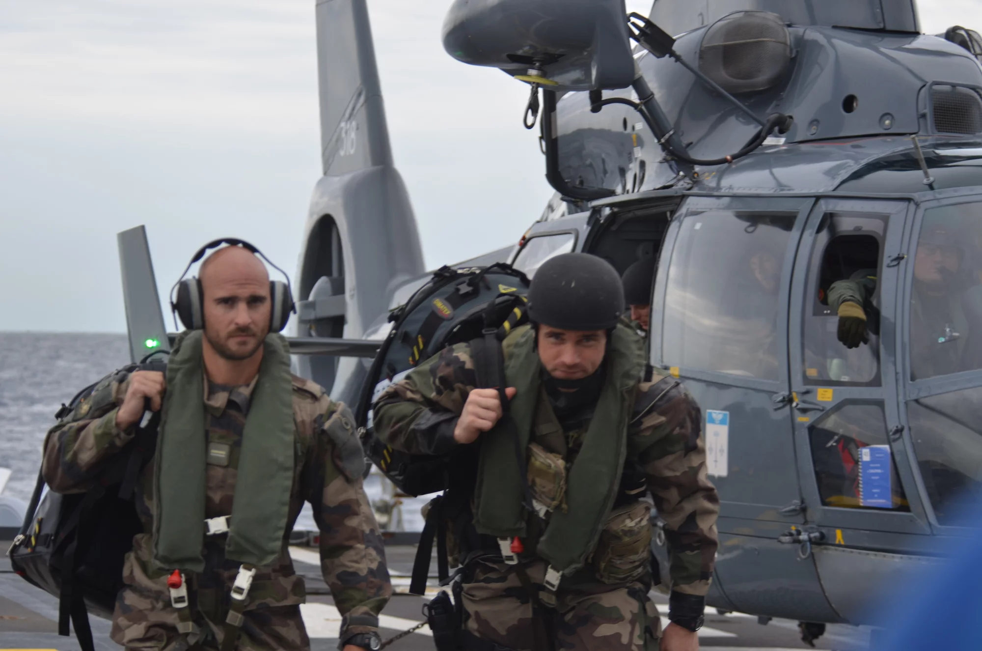 Une équipe Nedex arrive par hélicoptère