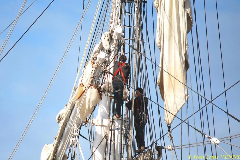 L’équipage installe les voiles sur les vergues du Bélem