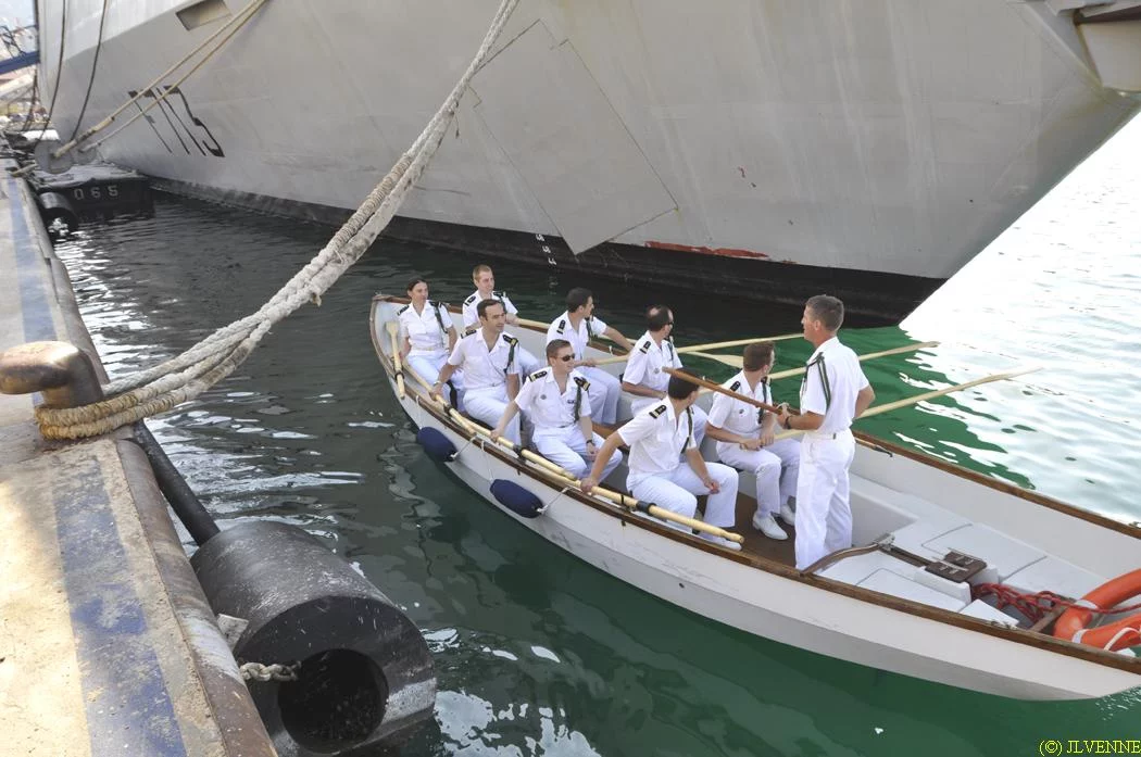 Tradition : le CF Eugène débarque en chaloupe armée par les officiers de l'Aconit
