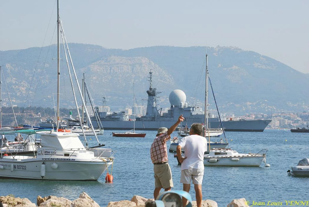 La coque de l'ex-Duquesne remorquée vers St-Mandrier