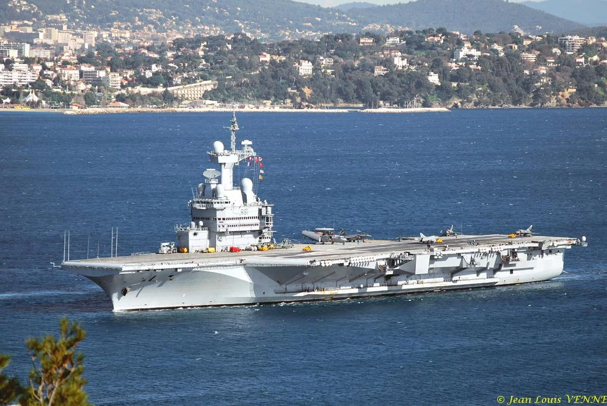Le porte-avions Charles de Gaulle rentre de mer