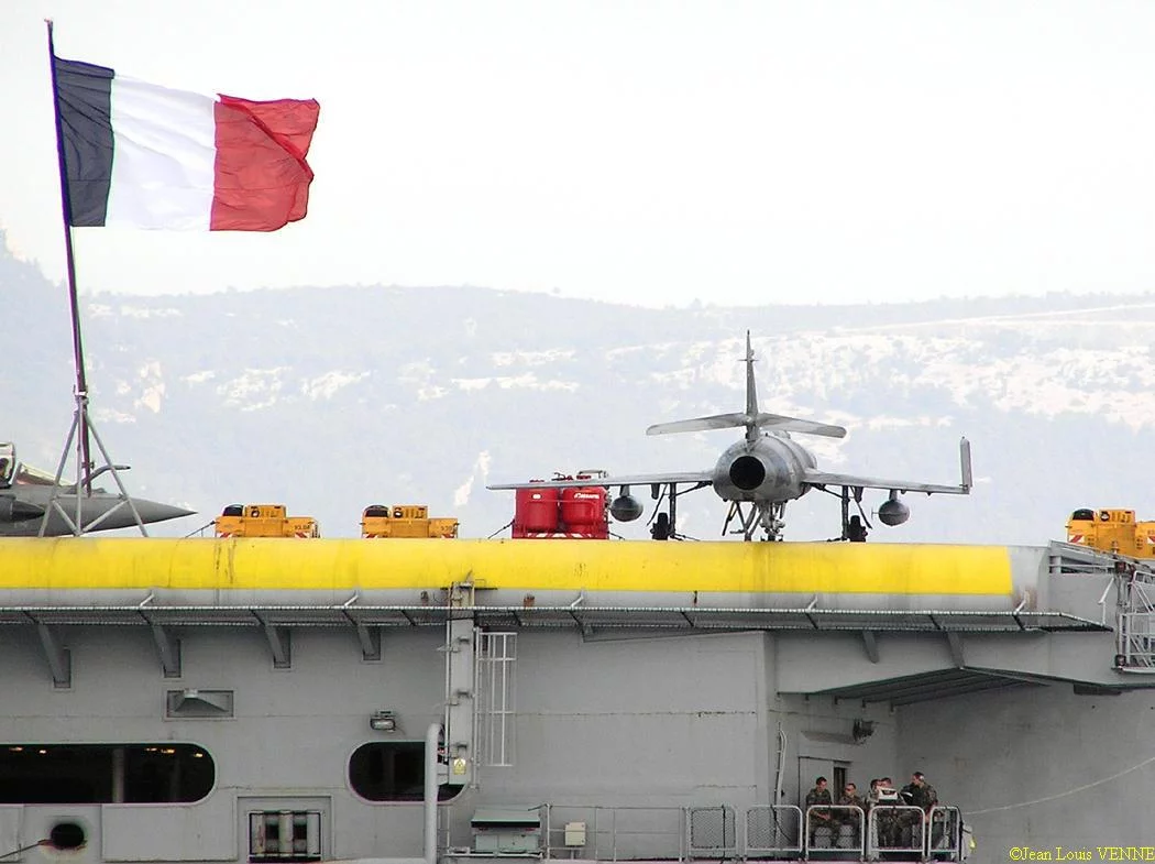 Des avions de chasse sur le pont d'envol