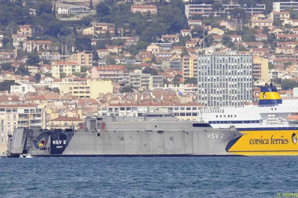 Le catamaran américain Swift arrive à Toulon