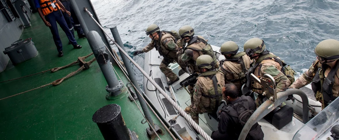 Les officiers-élèves effectuent un exercice de visite (VISITEX)