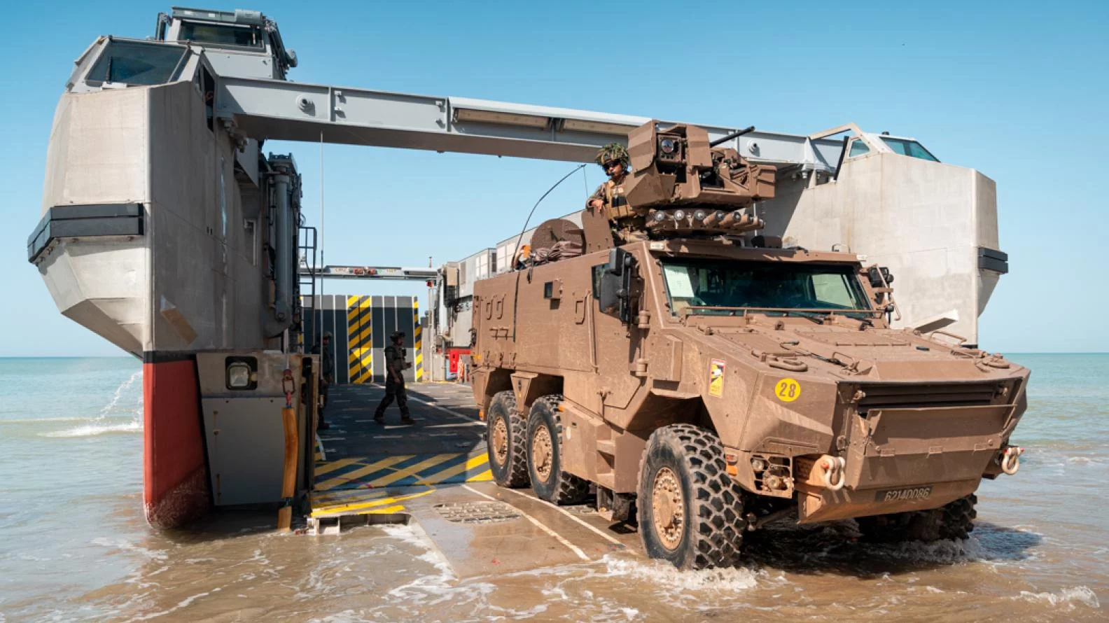 Un engin de l'armée de terre débarque