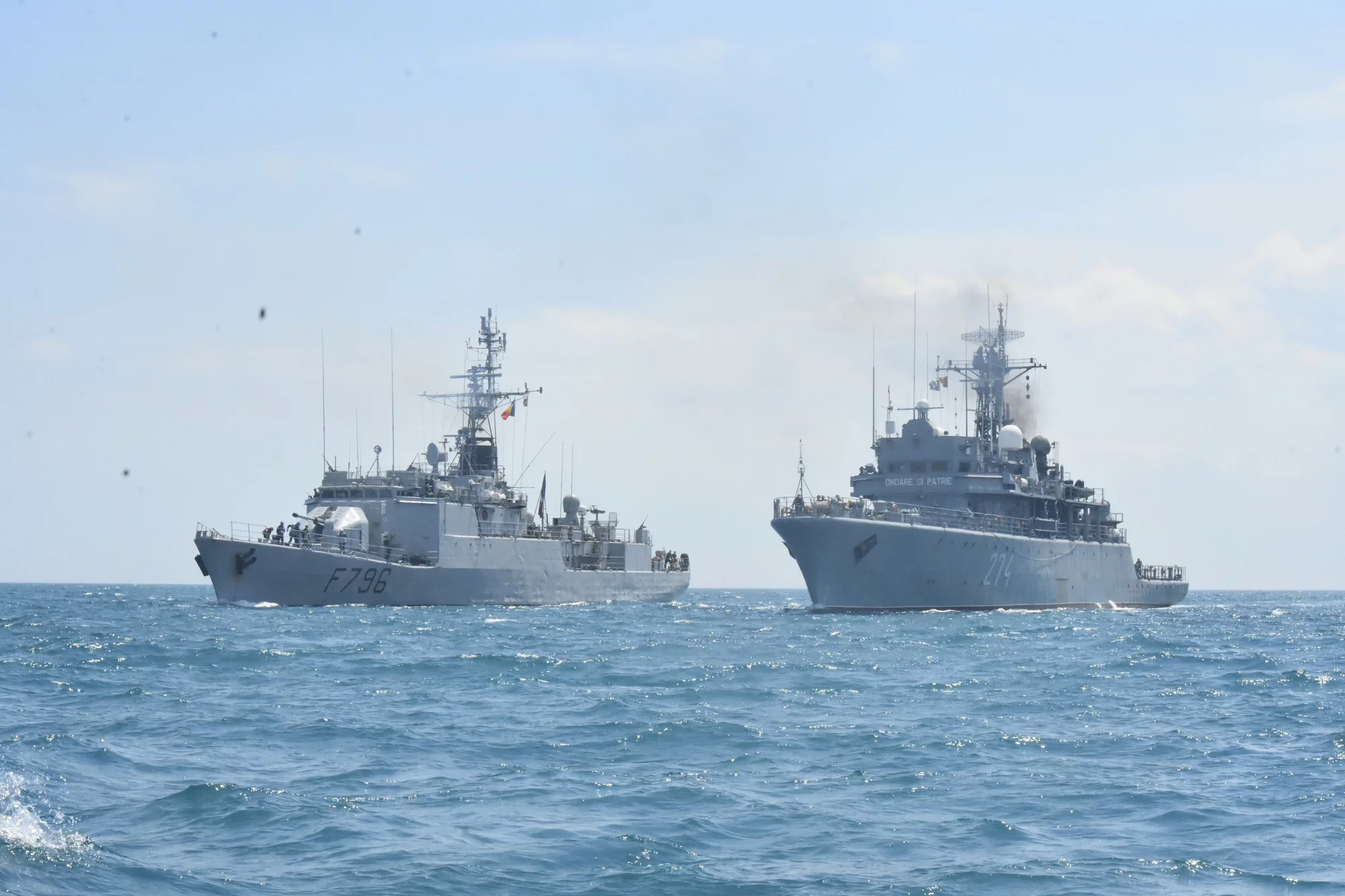 Le Commandant Birot et le mouilleur de mines Vice-amiral Constantin Balescu de la marine roumaine