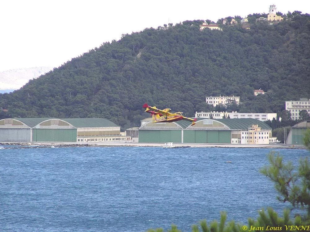 Les Canadairs interviennent au-dessus de Saint Mandrier