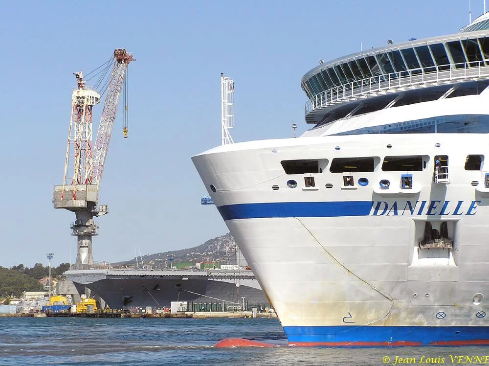 Le porte-avions Charles de Gaulle avant sa sortie de bassin