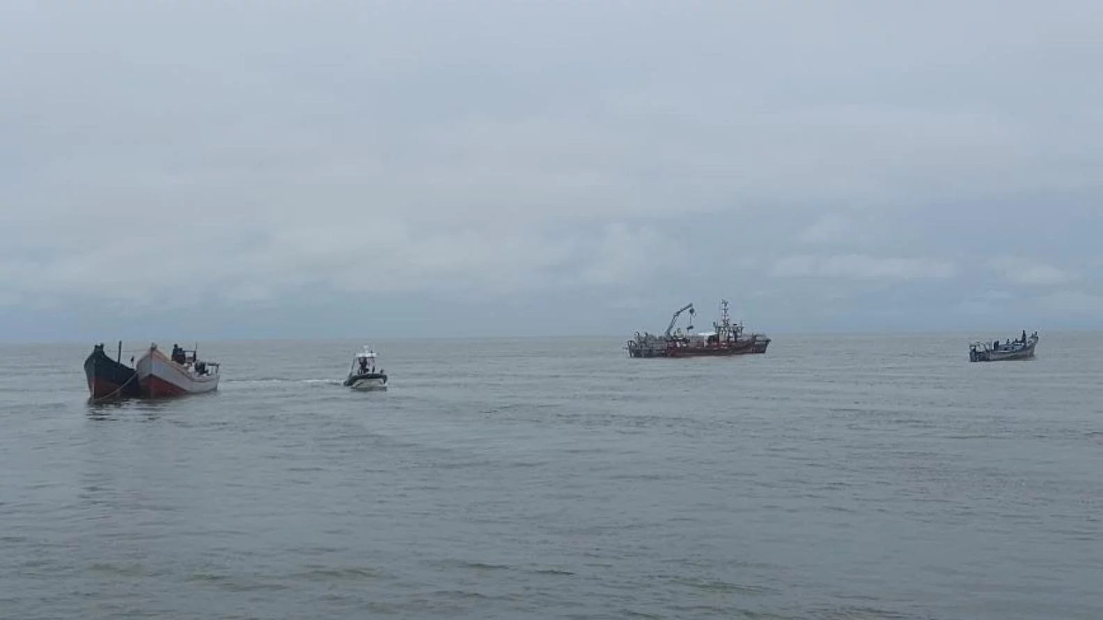L'embarcation relève-filets Caouanne et des bateaux de pêche illégale