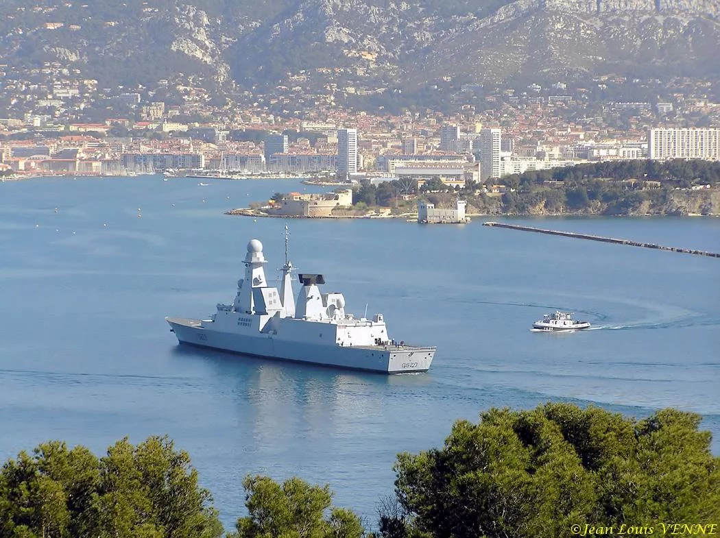 Le Forbin rentre au port