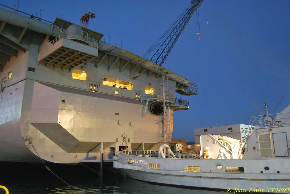 Le Charles de Gaulle sort du bassin