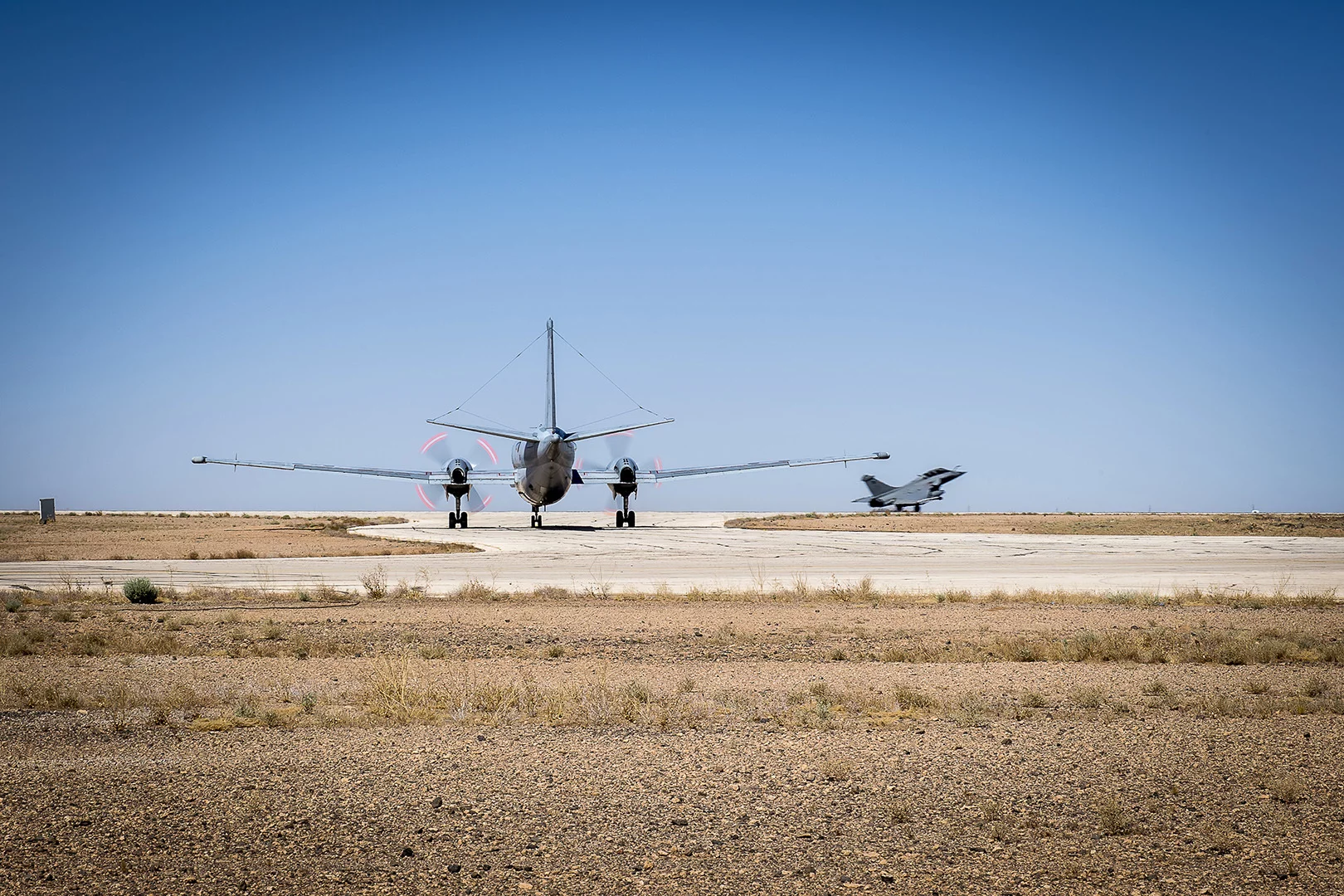 Un Rafale et un ATL2 décollent de la base aérienne projetée
