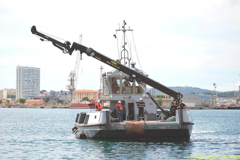 Le PGA 2, ponton-grue automoteur