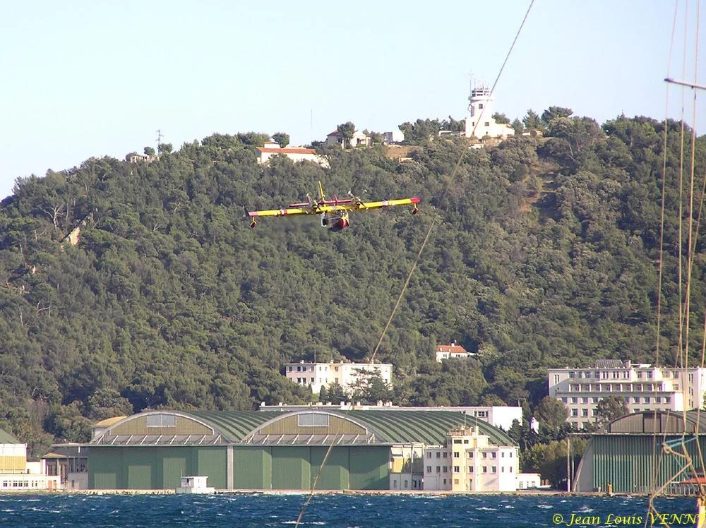 Les Canadairs interviennent au-dessus de Saint Mandrier