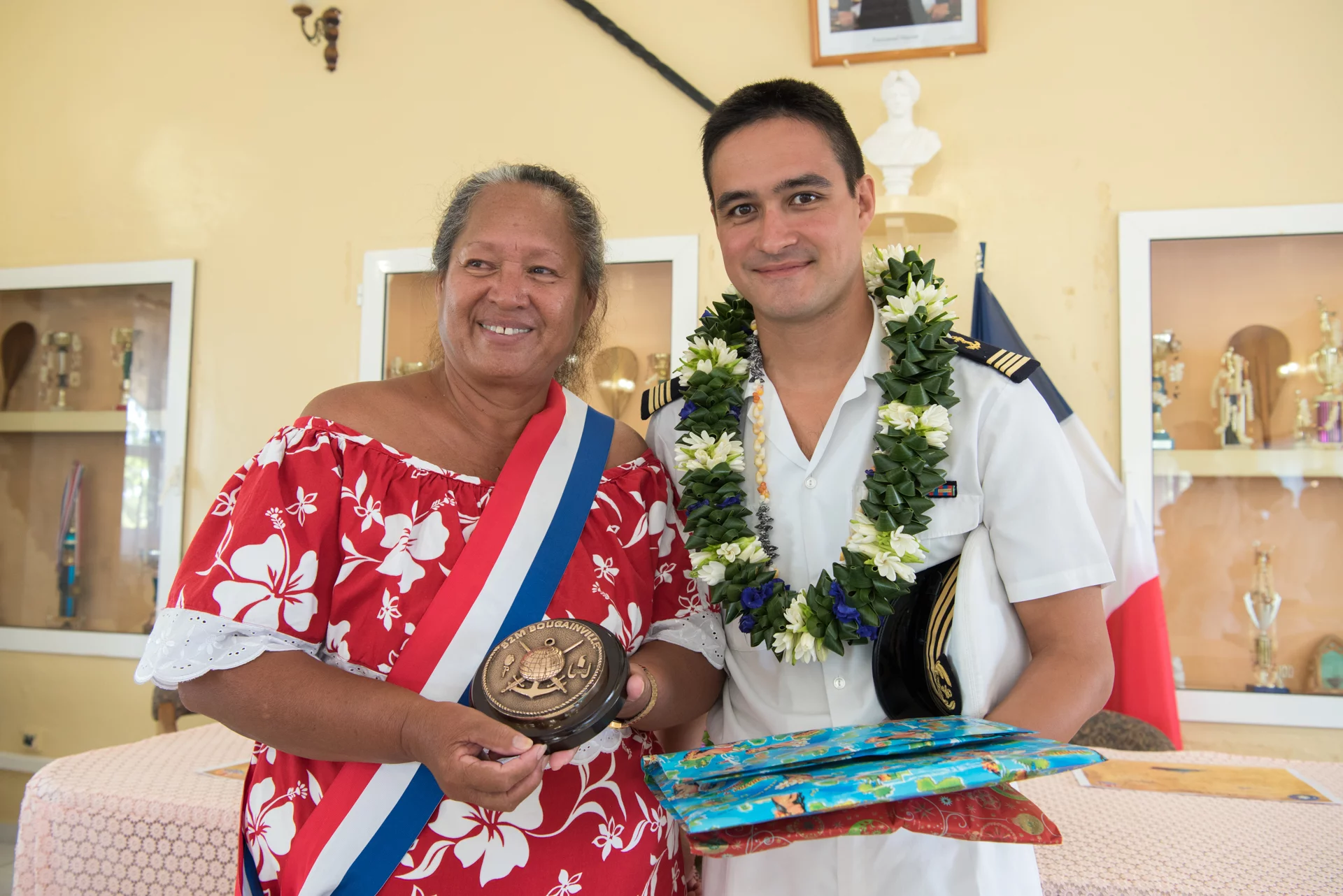 Le capitaine de corvette Alexis Gollnisch, commandant l’équipage B du Bougainville, et le Tavana de l’atoll de Fakarava