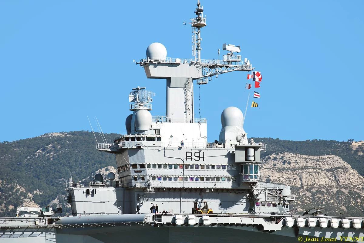 Le porte-avions Charles de Gaulle rentre de mer