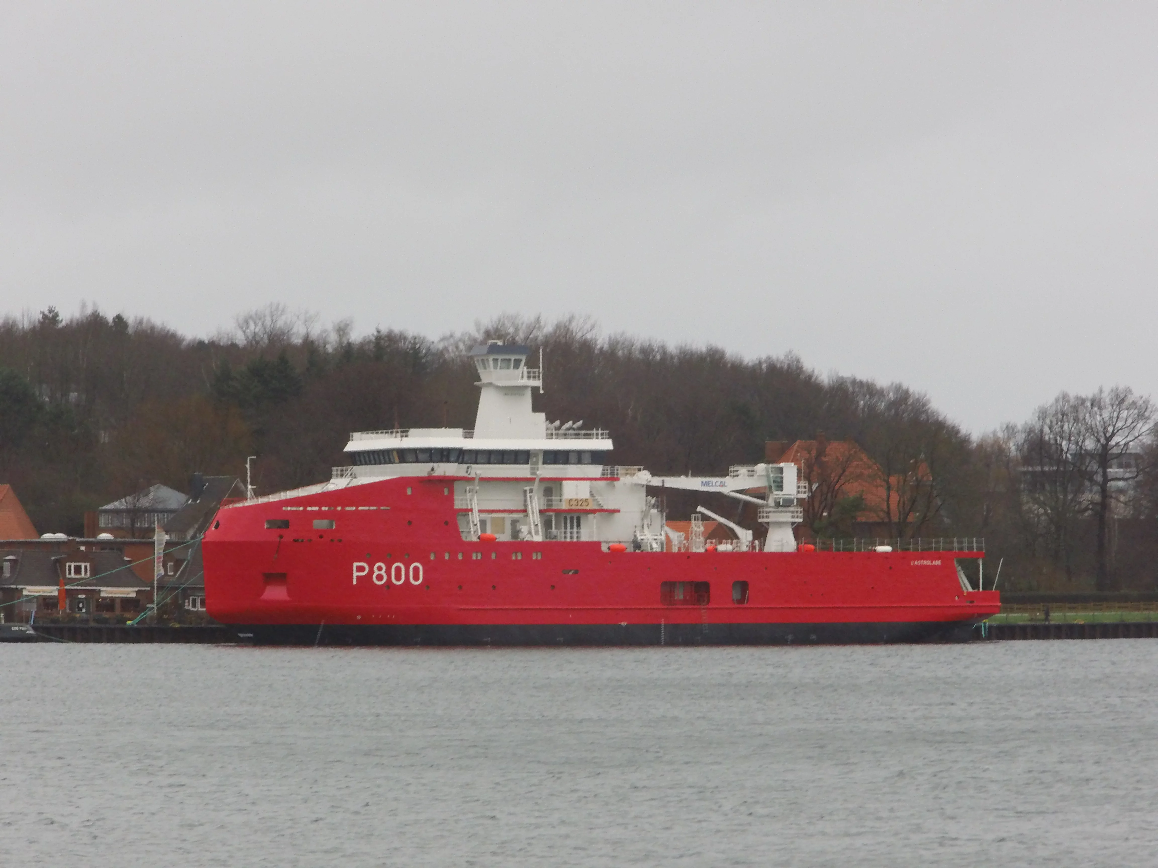 La coque du patrouilleur polaire Astrolable lors de son transit à Kiel