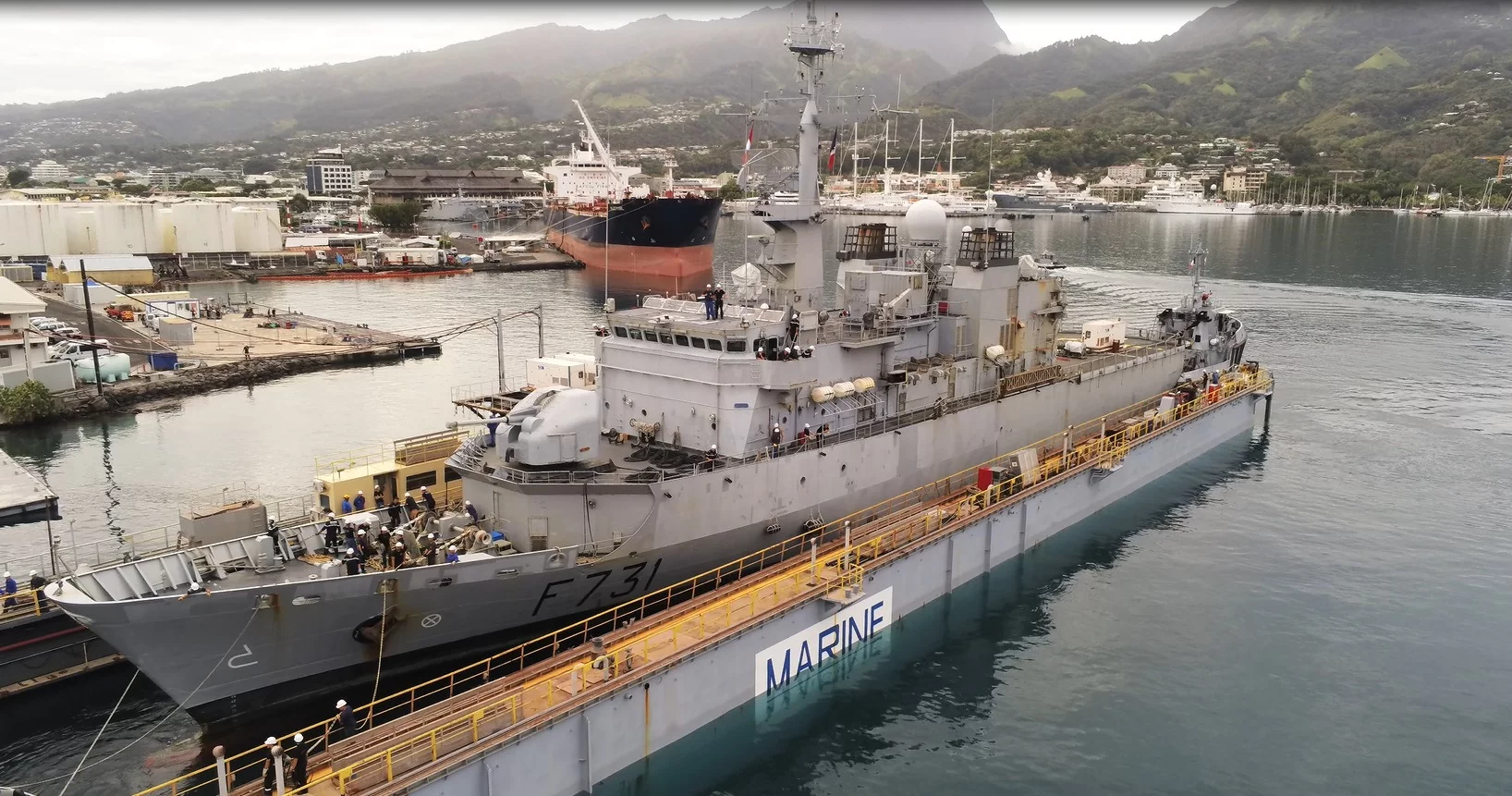 La frégate Prairial entre sur le dock flottant de Papeete